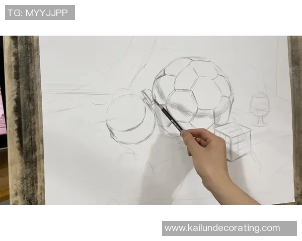 如何通过手绘素描技巧绘制足球明星的生动形象与细节